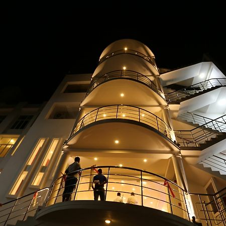 Hotel Oviya Vavuniya Bagian luar foto