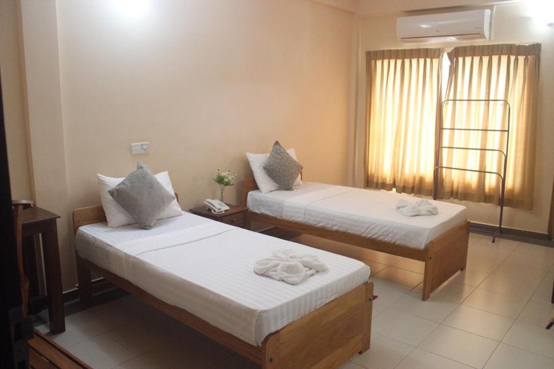Hotel Oviya Vavuniya Bagian luar foto