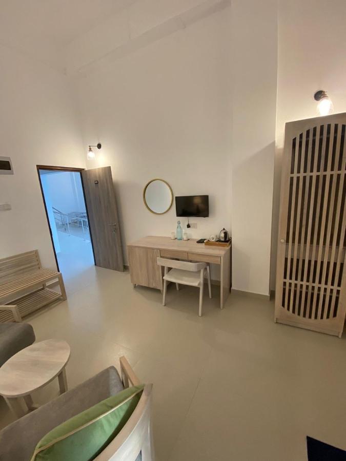 Hotel Oviya Vavuniya Bagian luar foto