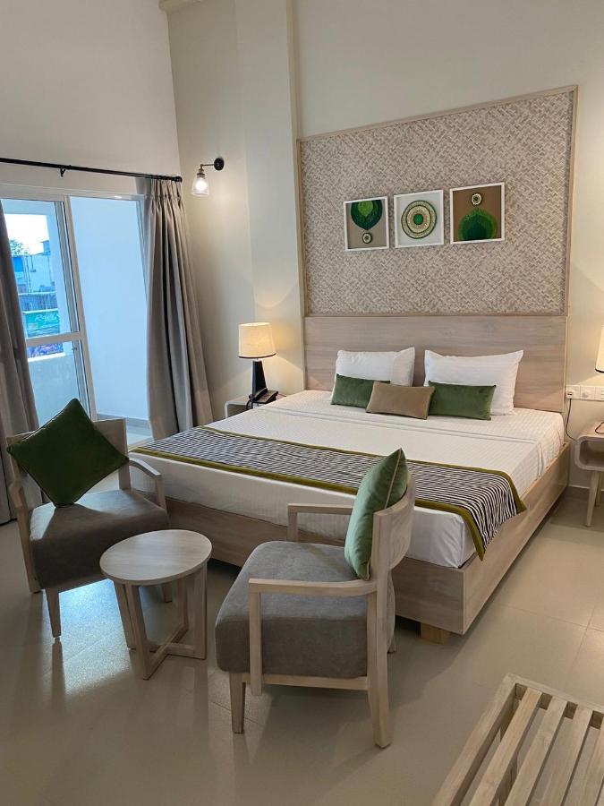 Hotel Oviya Vavuniya Bagian luar foto