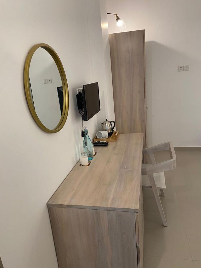 Hotel Oviya Vavuniya Bagian luar foto