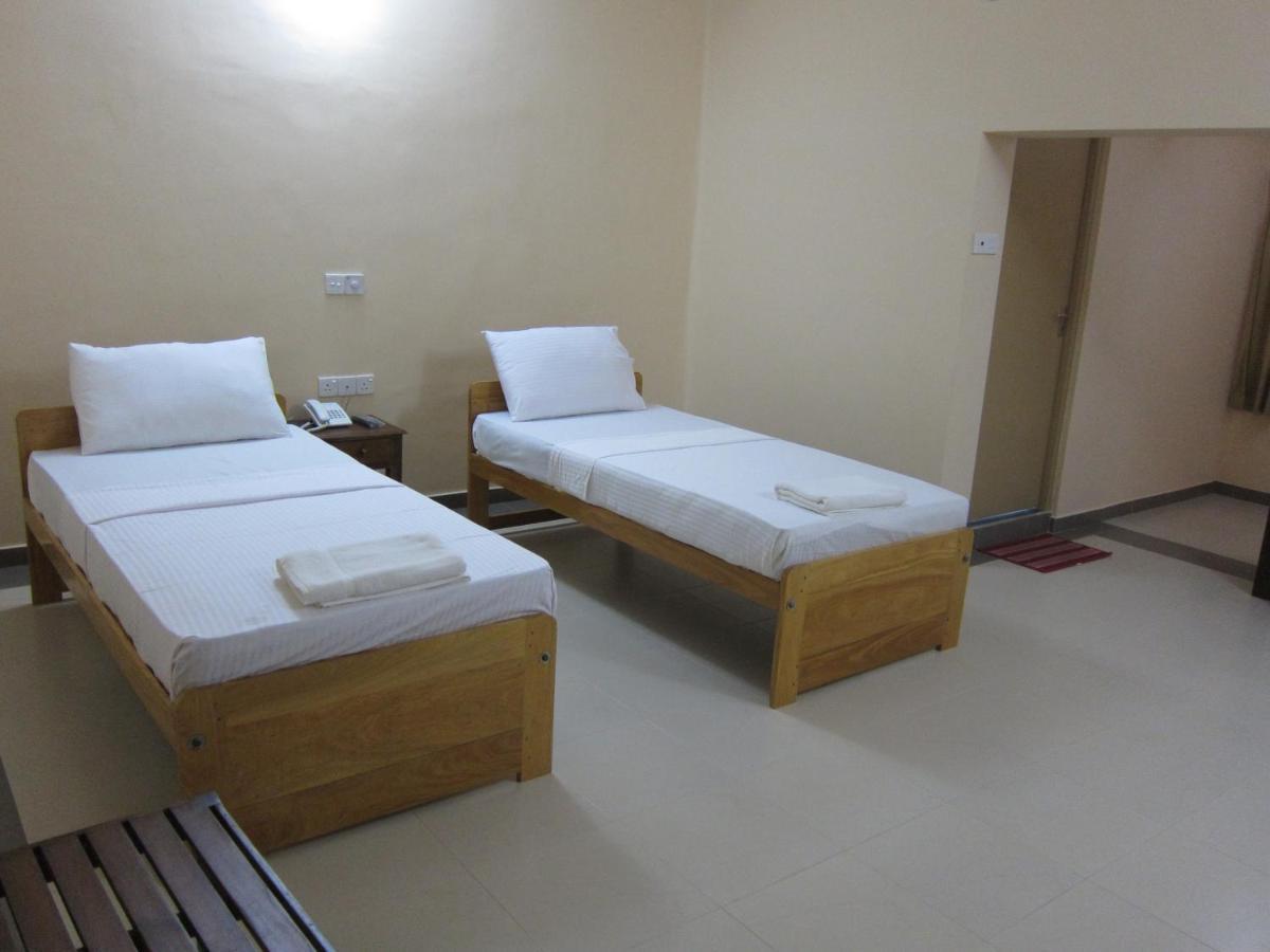 Hotel Oviya Vavuniya Bagian luar foto