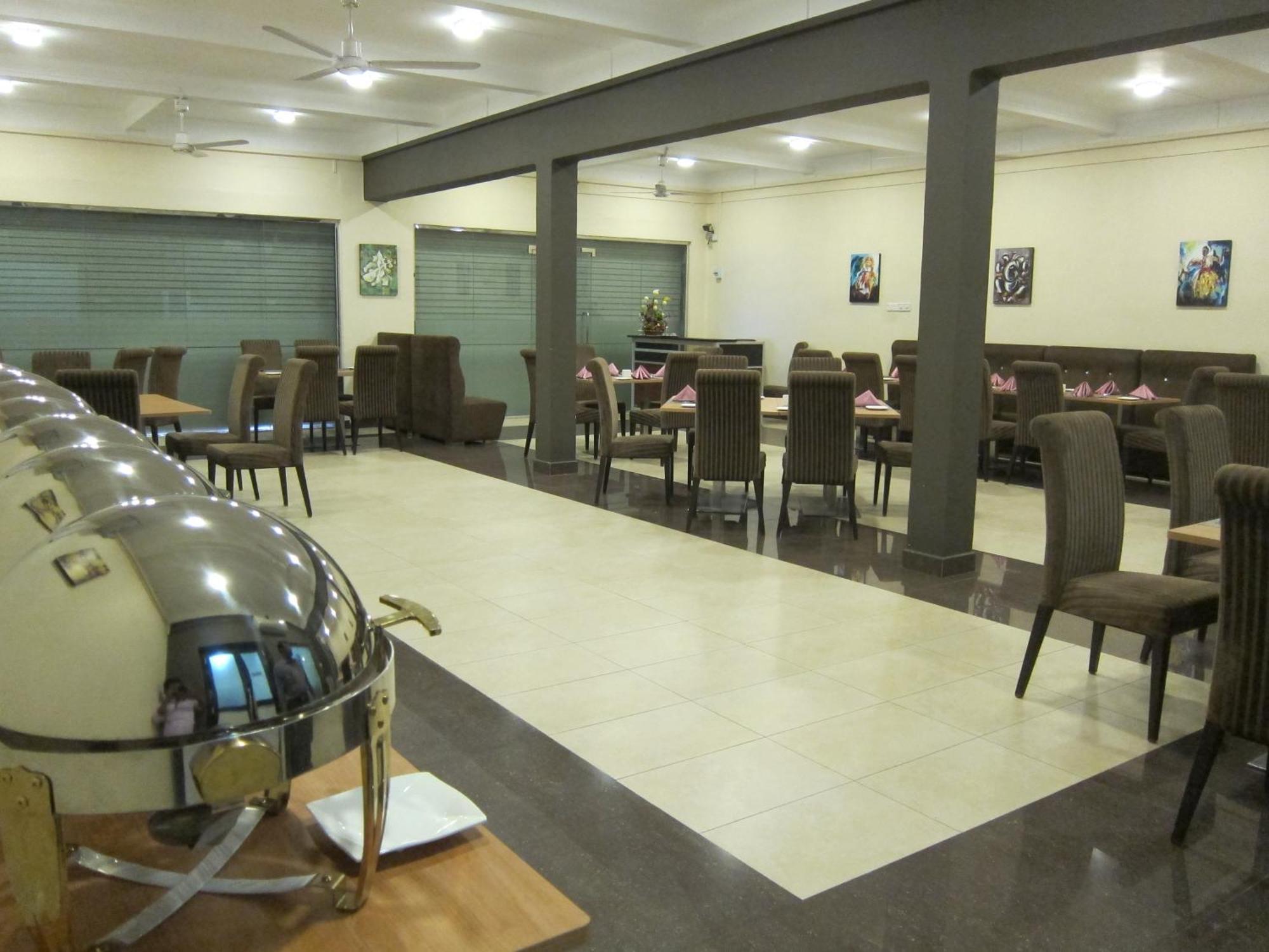Hotel Oviya Vavuniya Bagian luar foto