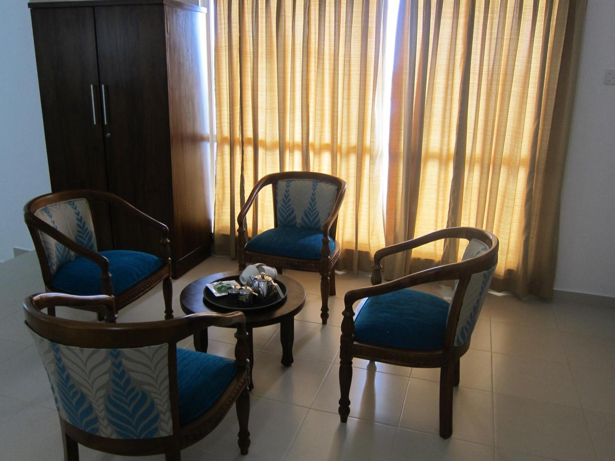 Hotel Oviya Vavuniya Bagian luar foto