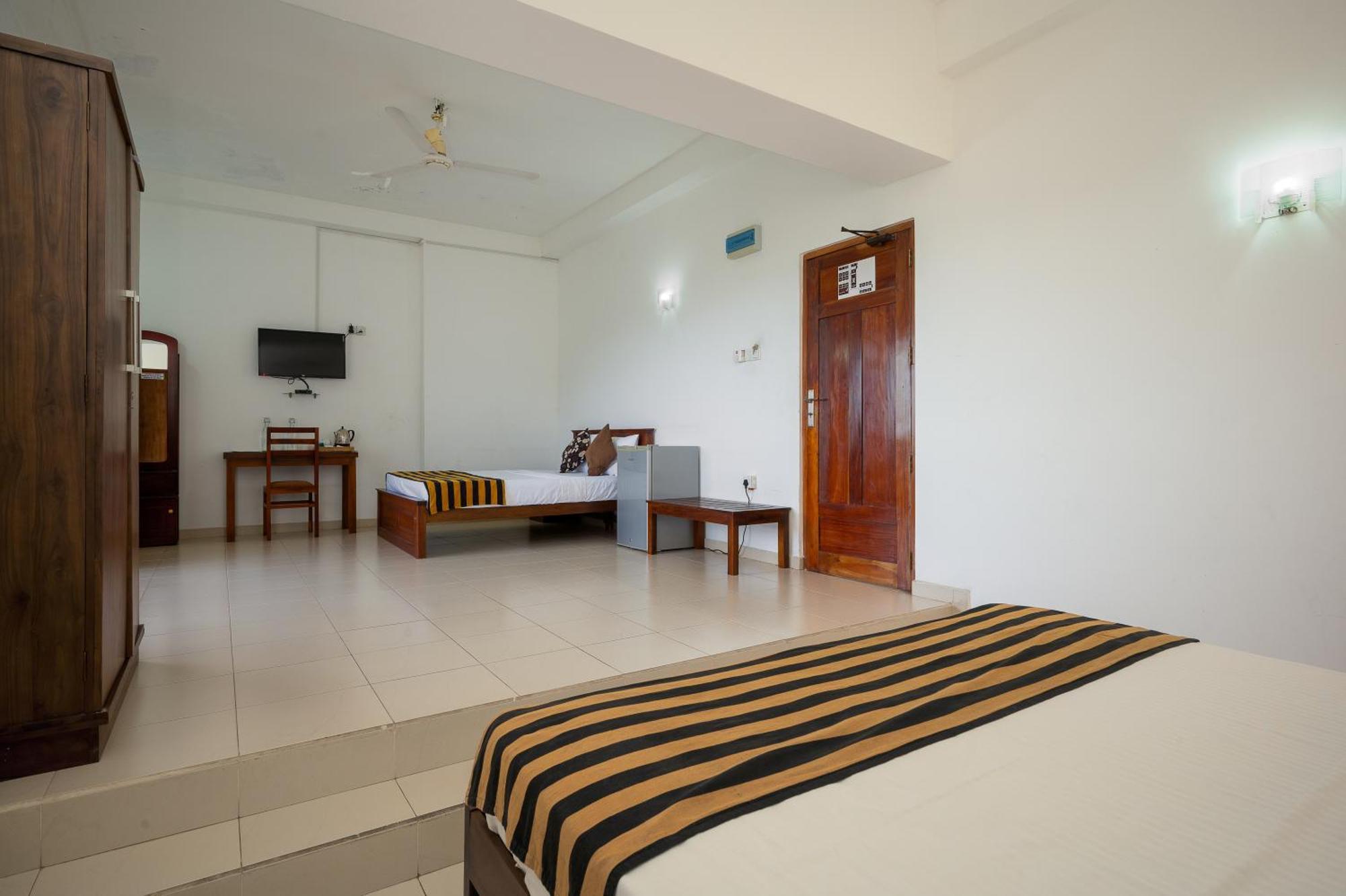 Hotel Oviya Vavuniya Bagian luar foto