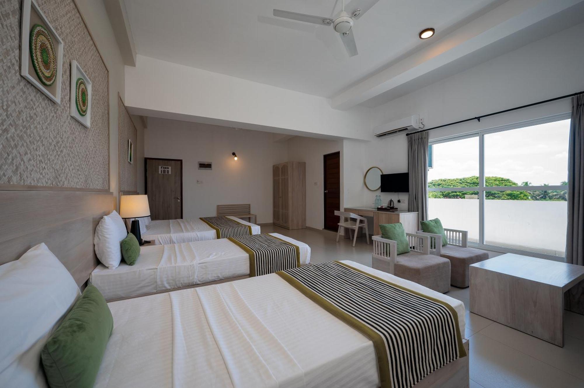Hotel Oviya Vavuniya Bagian luar foto