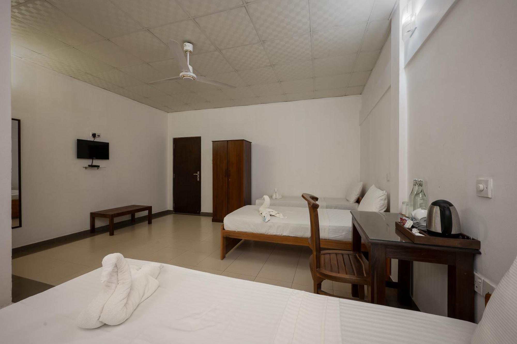 Hotel Oviya Vavuniya Bagian luar foto