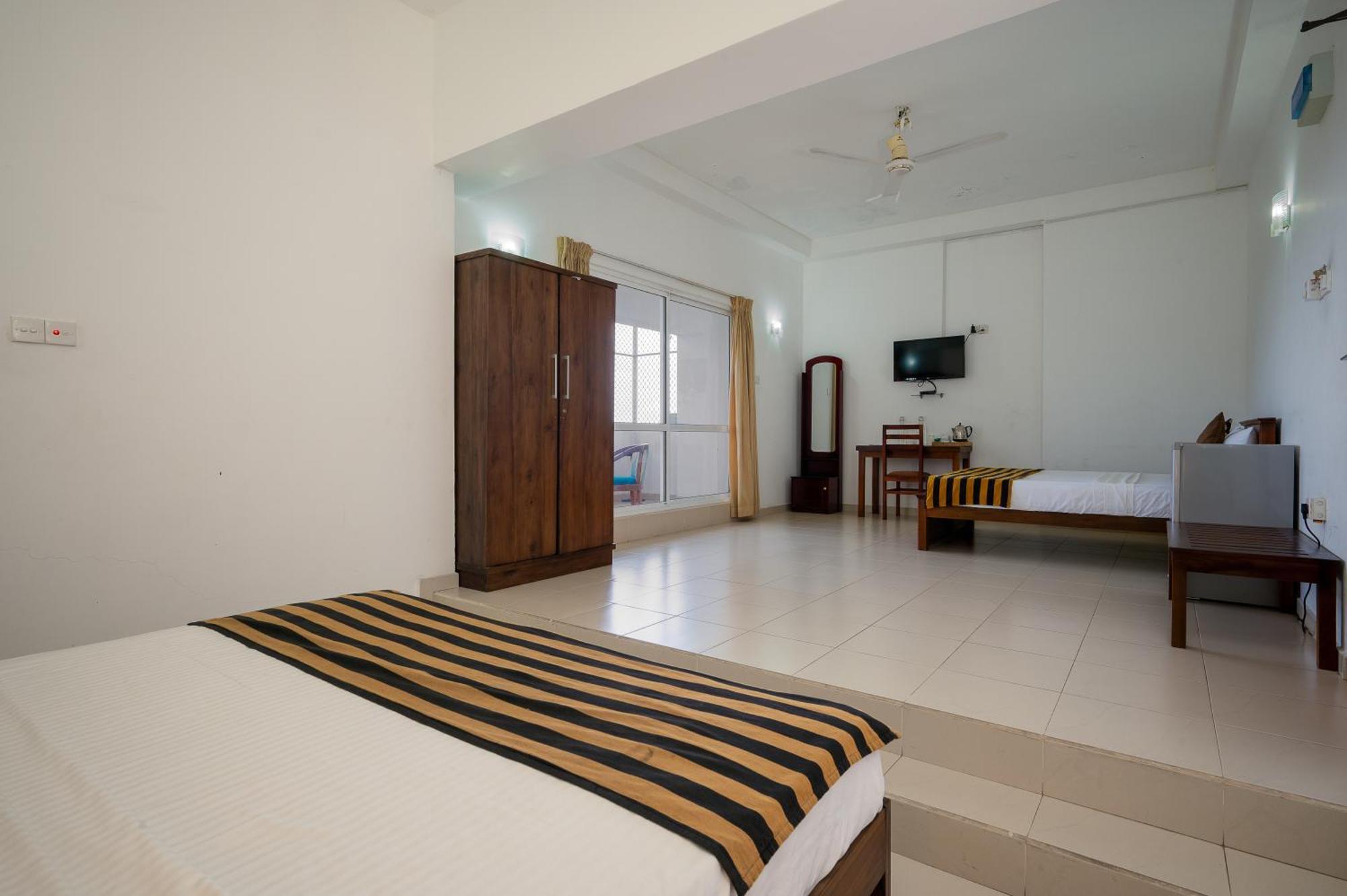 Hotel Oviya Vavuniya Bagian luar foto