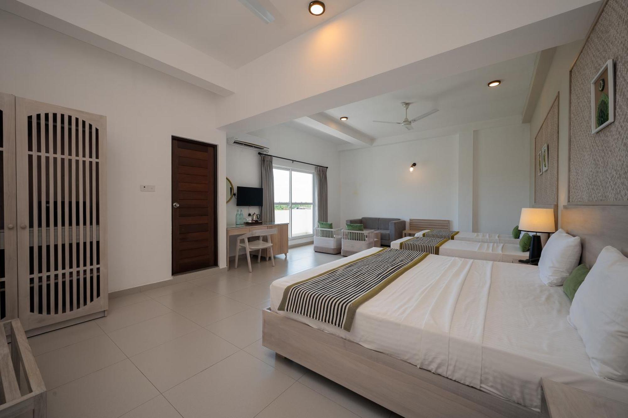 Hotel Oviya Vavuniya Bagian luar foto