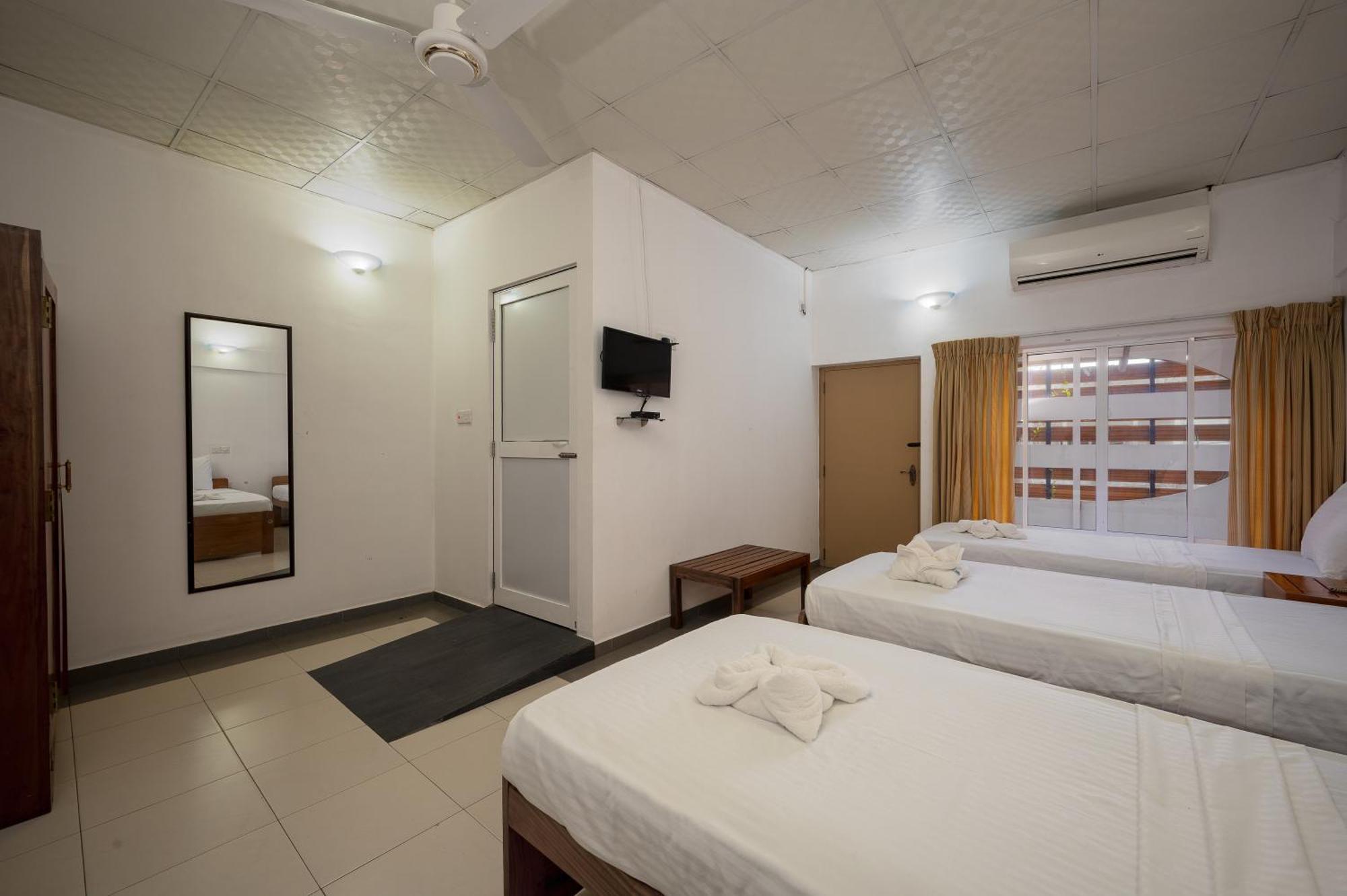 Hotel Oviya Vavuniya Bagian luar foto