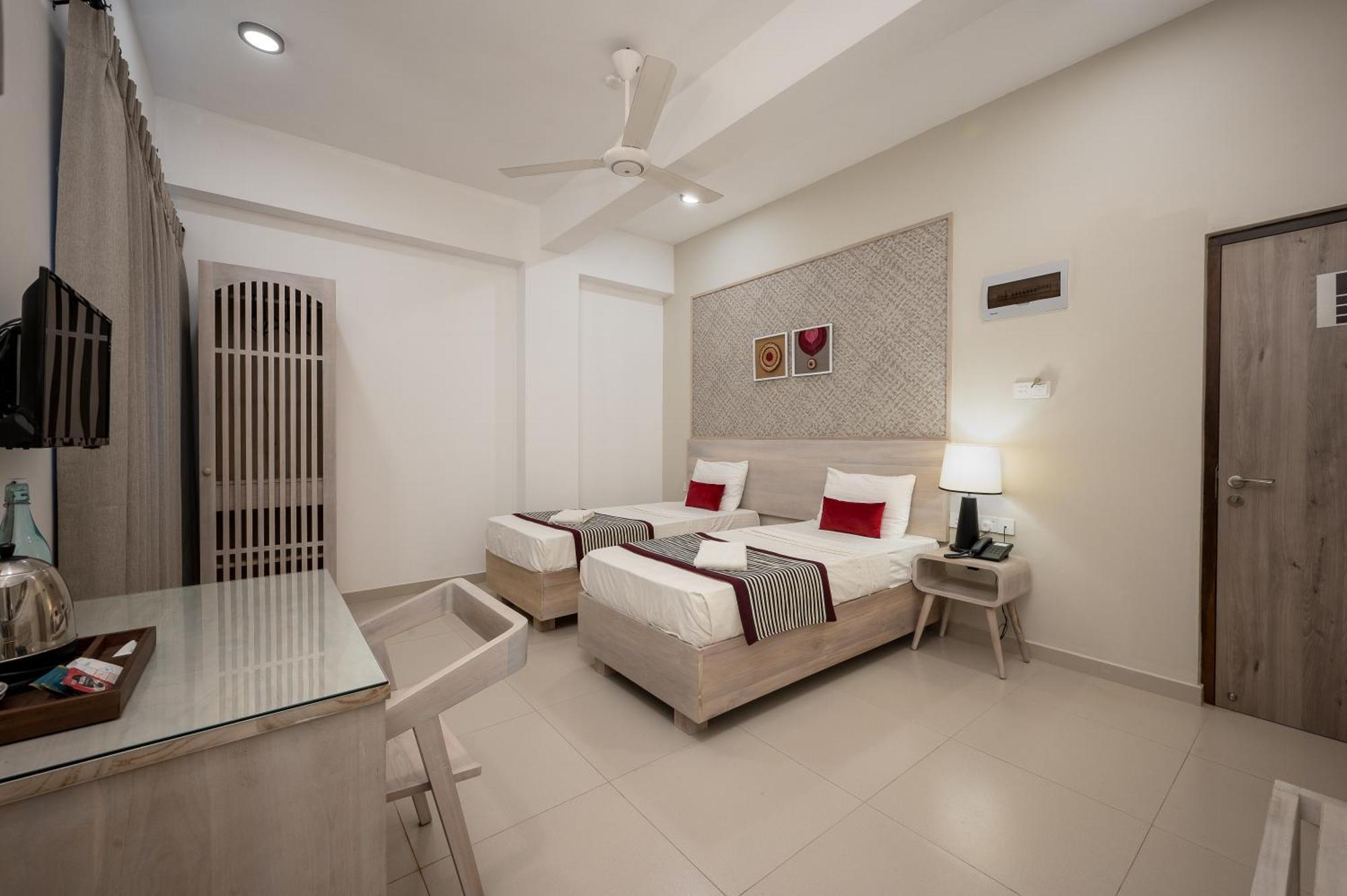 Hotel Oviya Vavuniya Bagian luar foto