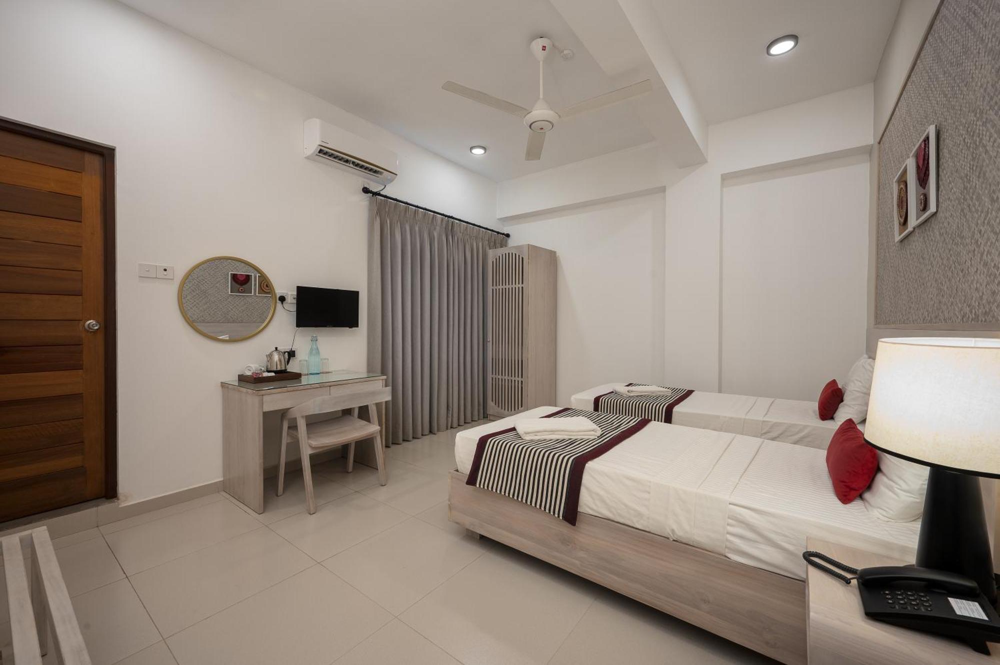 Hotel Oviya Vavuniya Bagian luar foto