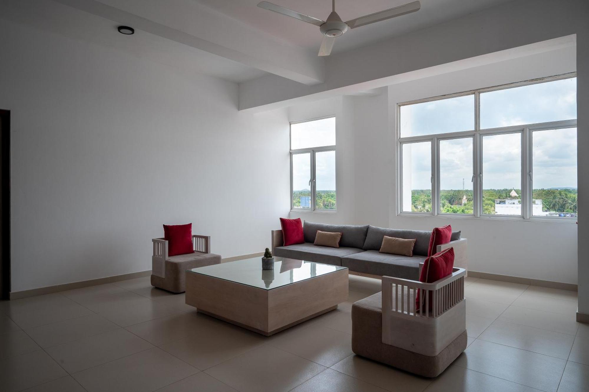 Hotel Oviya Vavuniya Bagian luar foto
