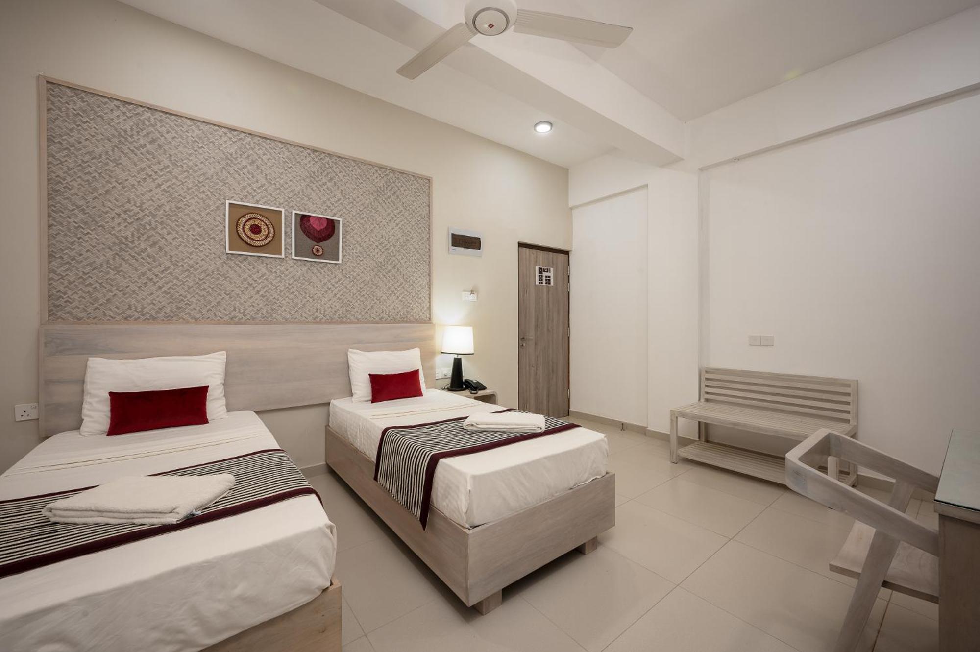 Hotel Oviya Vavuniya Bagian luar foto