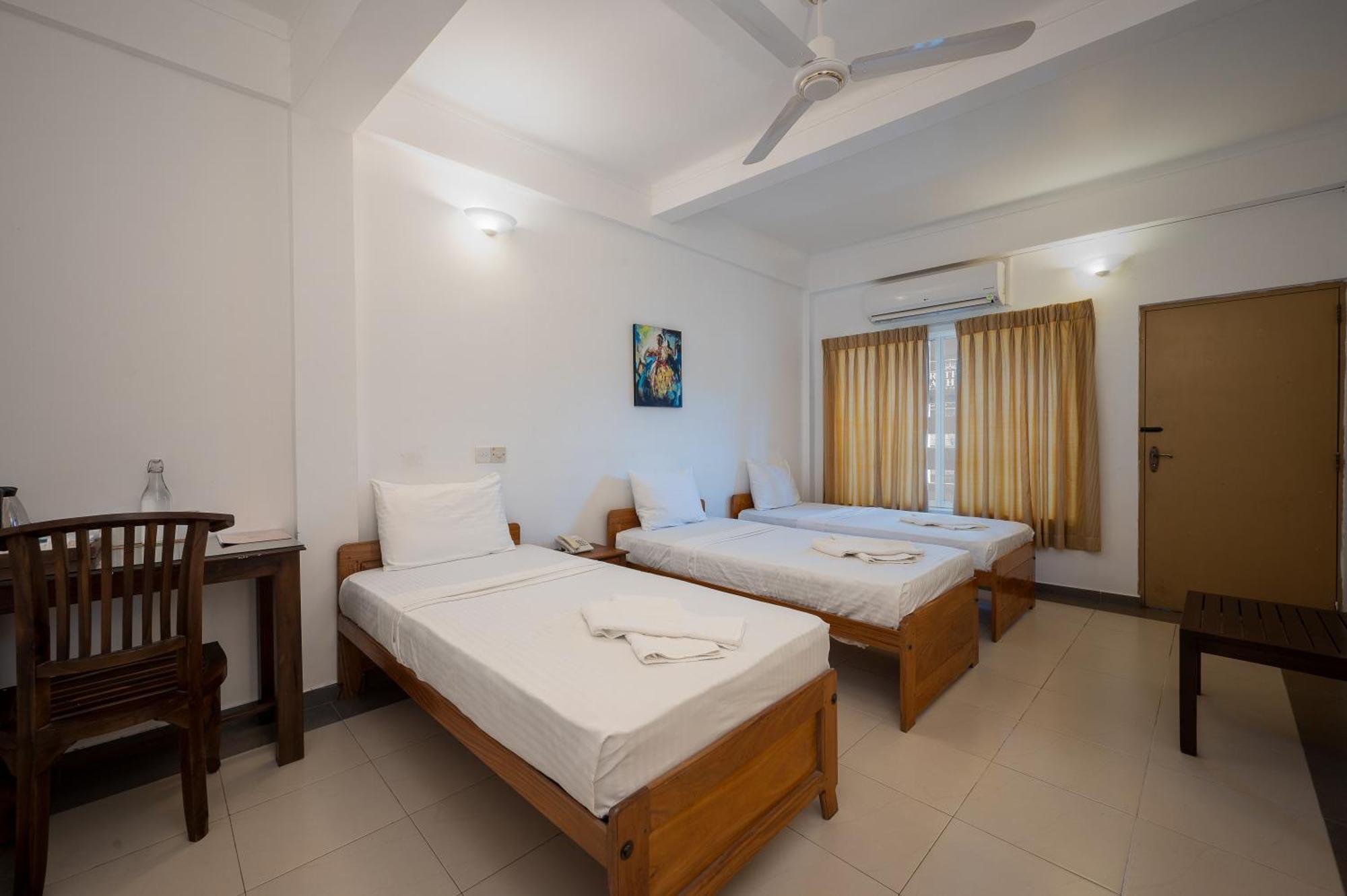 Hotel Oviya Vavuniya Bagian luar foto