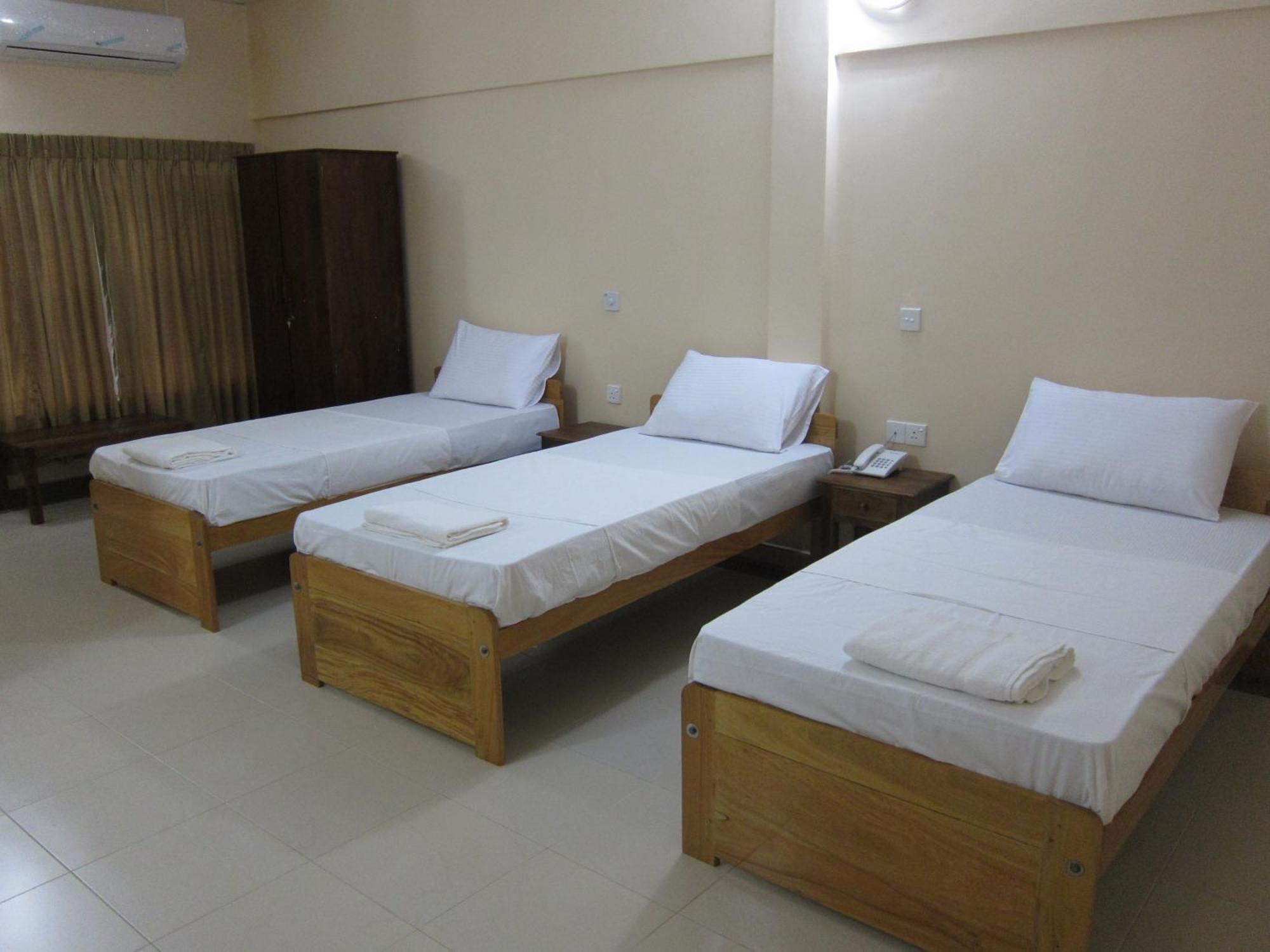 Hotel Oviya Vavuniya Bagian luar foto