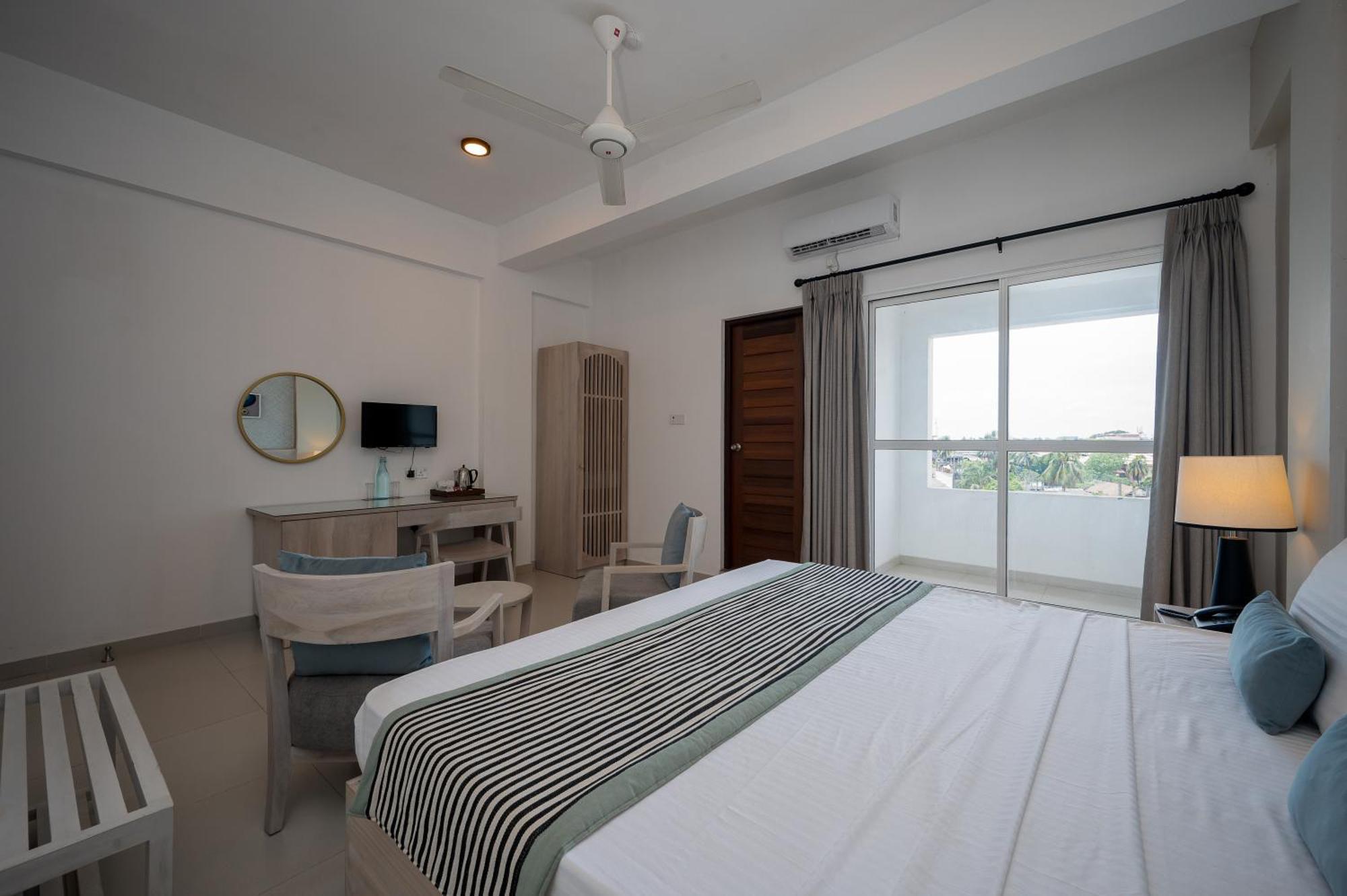 Hotel Oviya Vavuniya Bagian luar foto