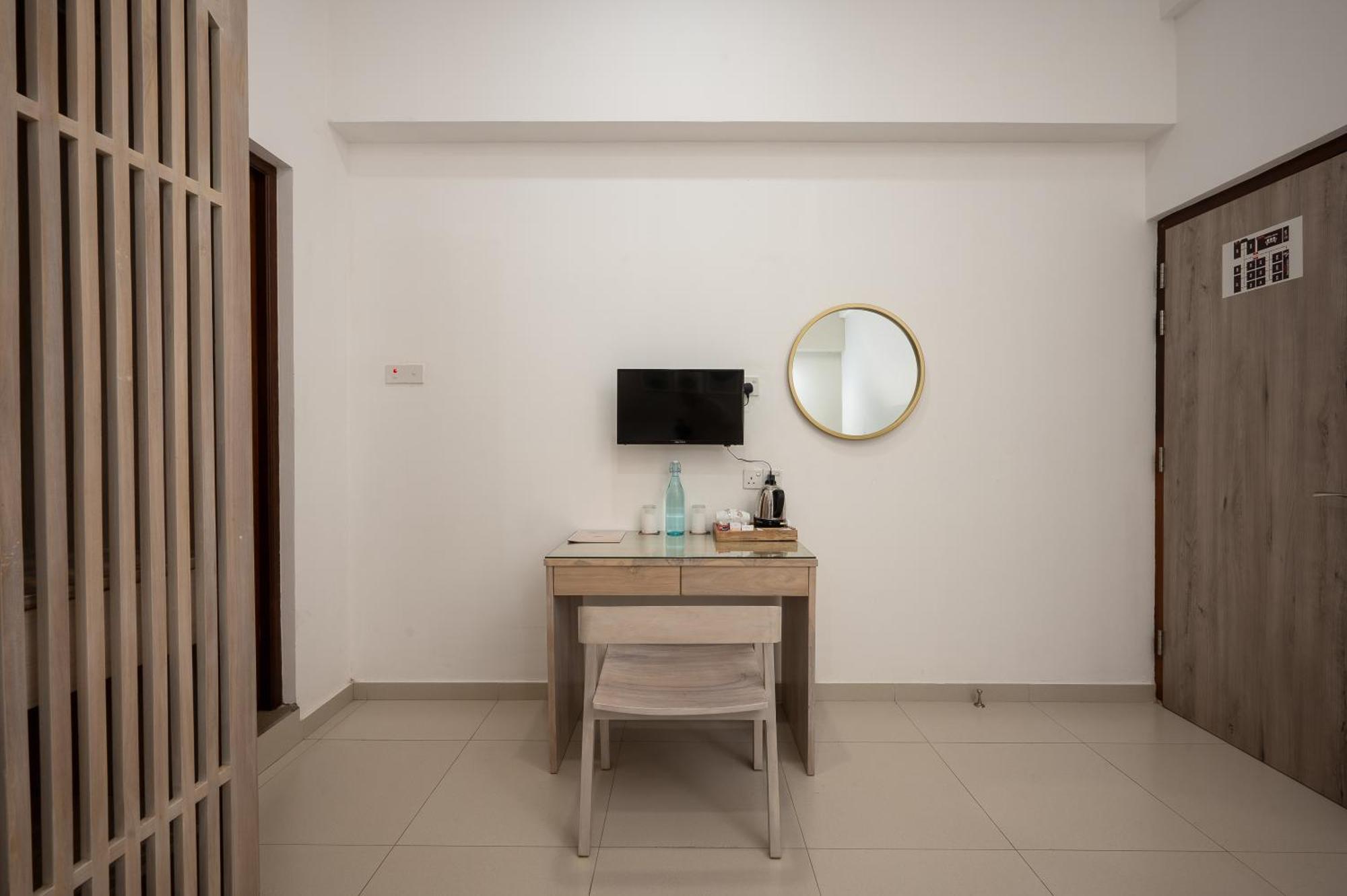 Hotel Oviya Vavuniya Bagian luar foto