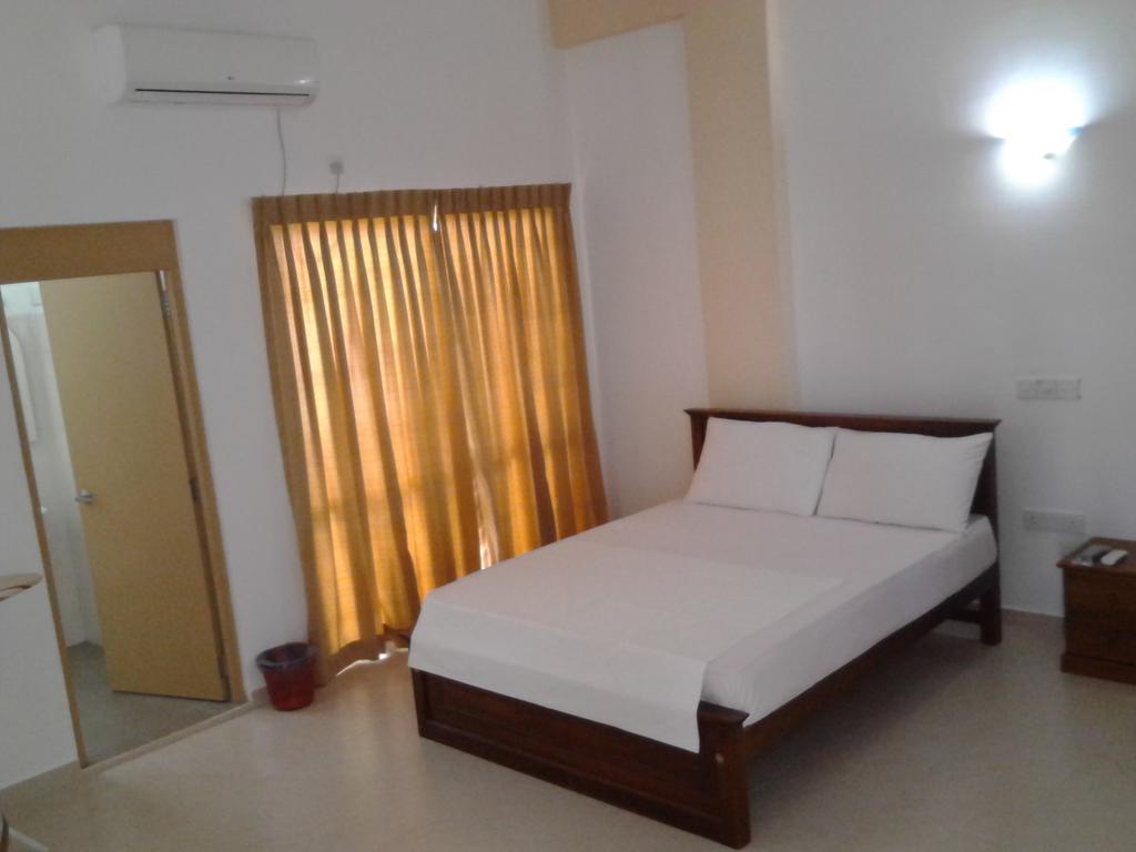 Hotel Oviya Vavuniya Bagian luar foto