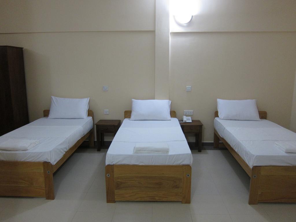 Hotel Oviya Vavuniya Bagian luar foto