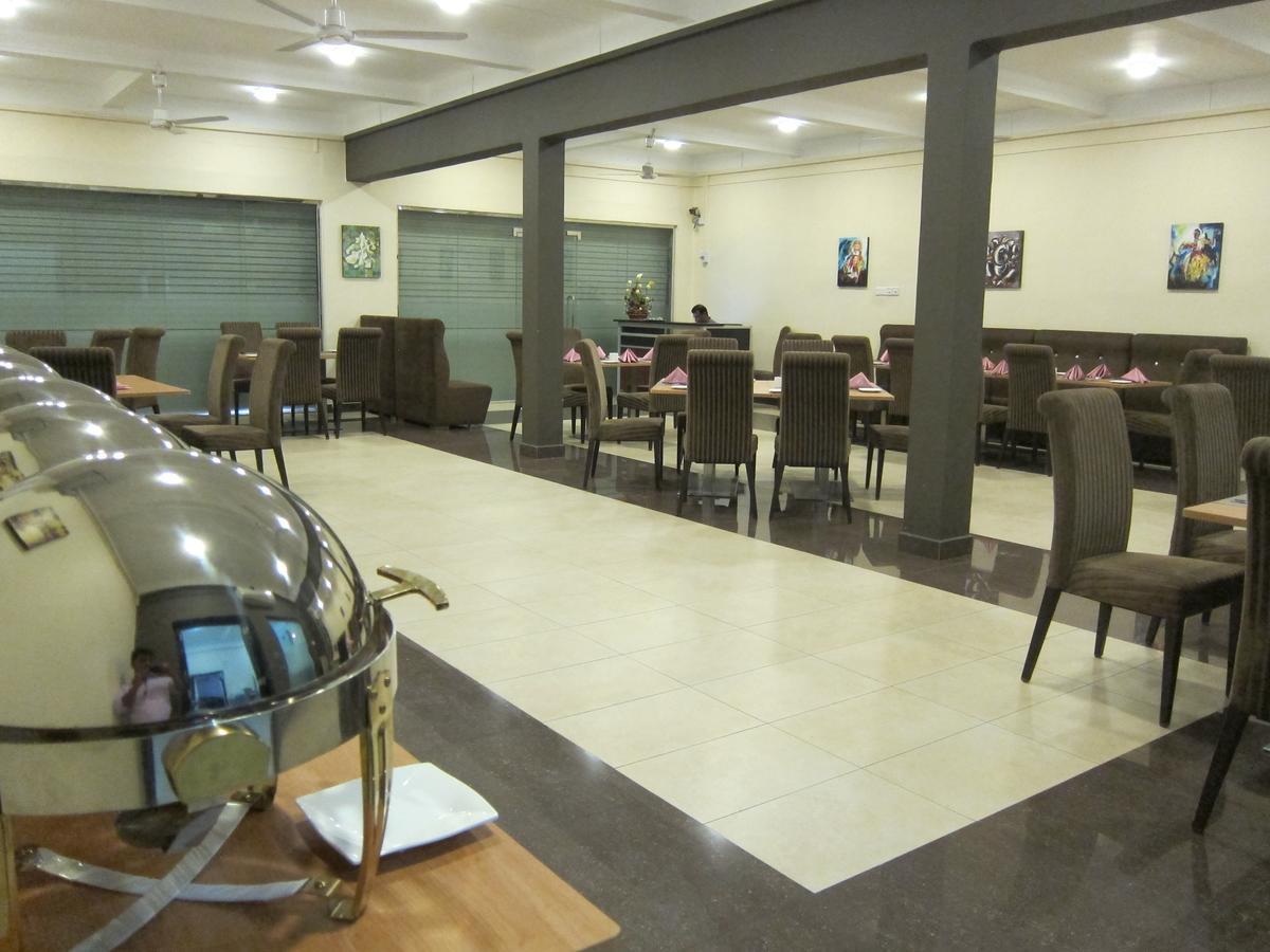 Hotel Oviya Vavuniya Bagian luar foto
