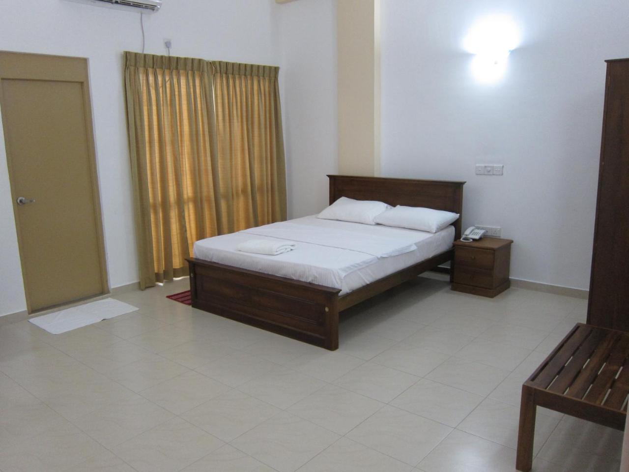 Hotel Oviya Vavuniya Bagian luar foto