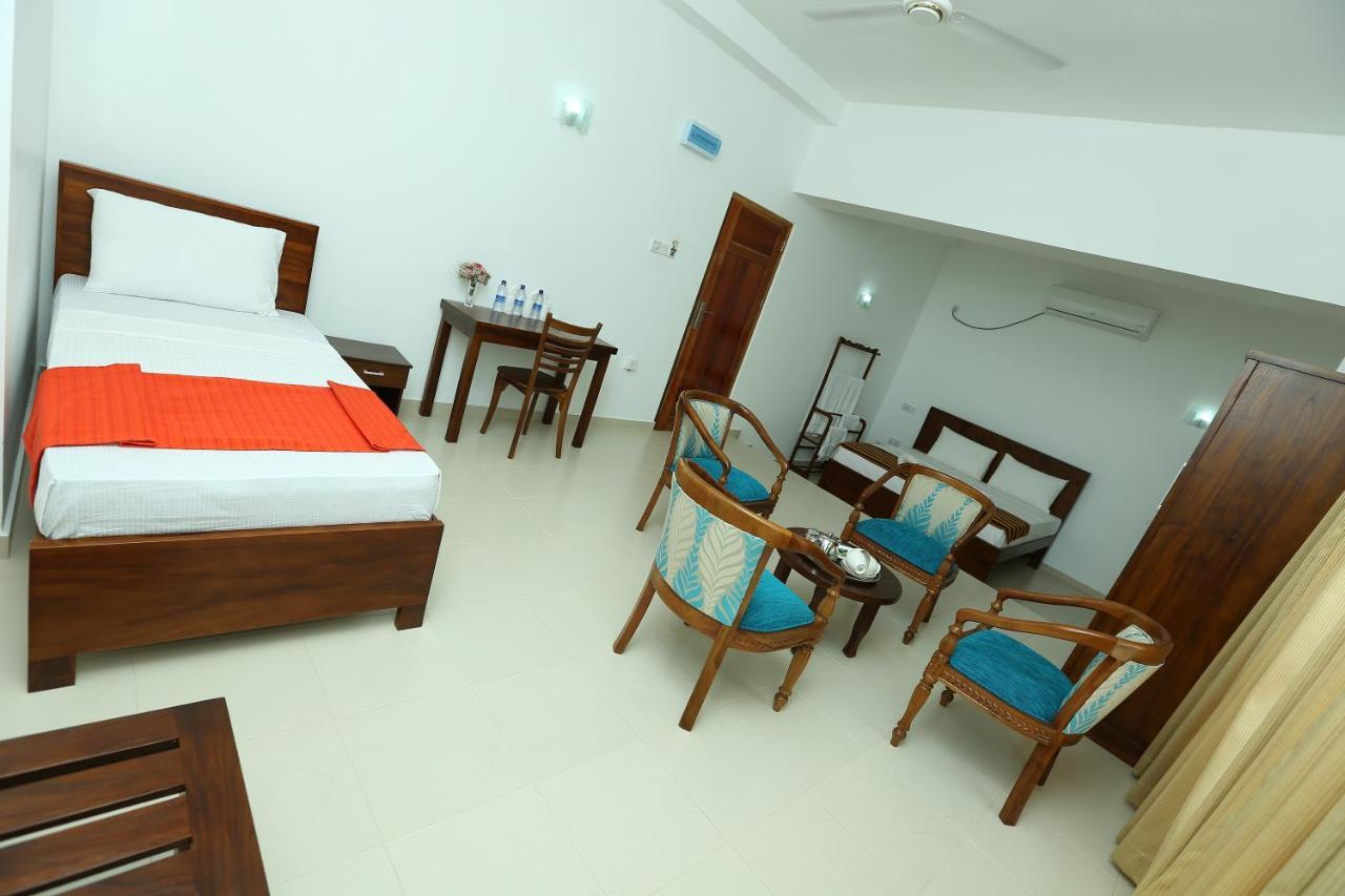 Hotel Oviya Vavuniya Bagian luar foto