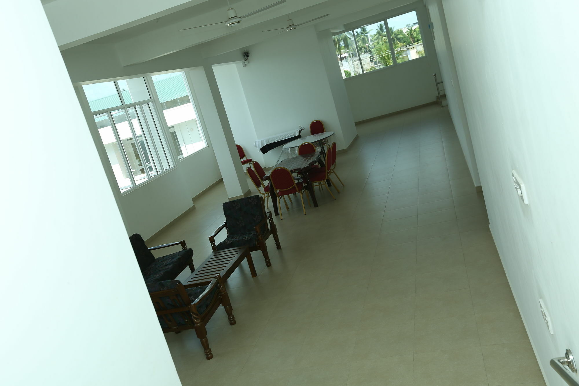 Hotel Oviya Vavuniya Bagian luar foto