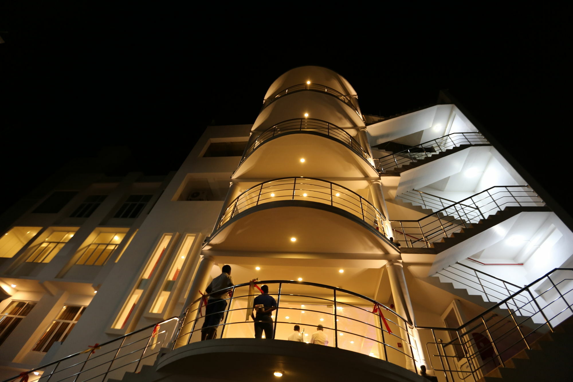 Hotel Oviya Vavuniya Bagian luar foto