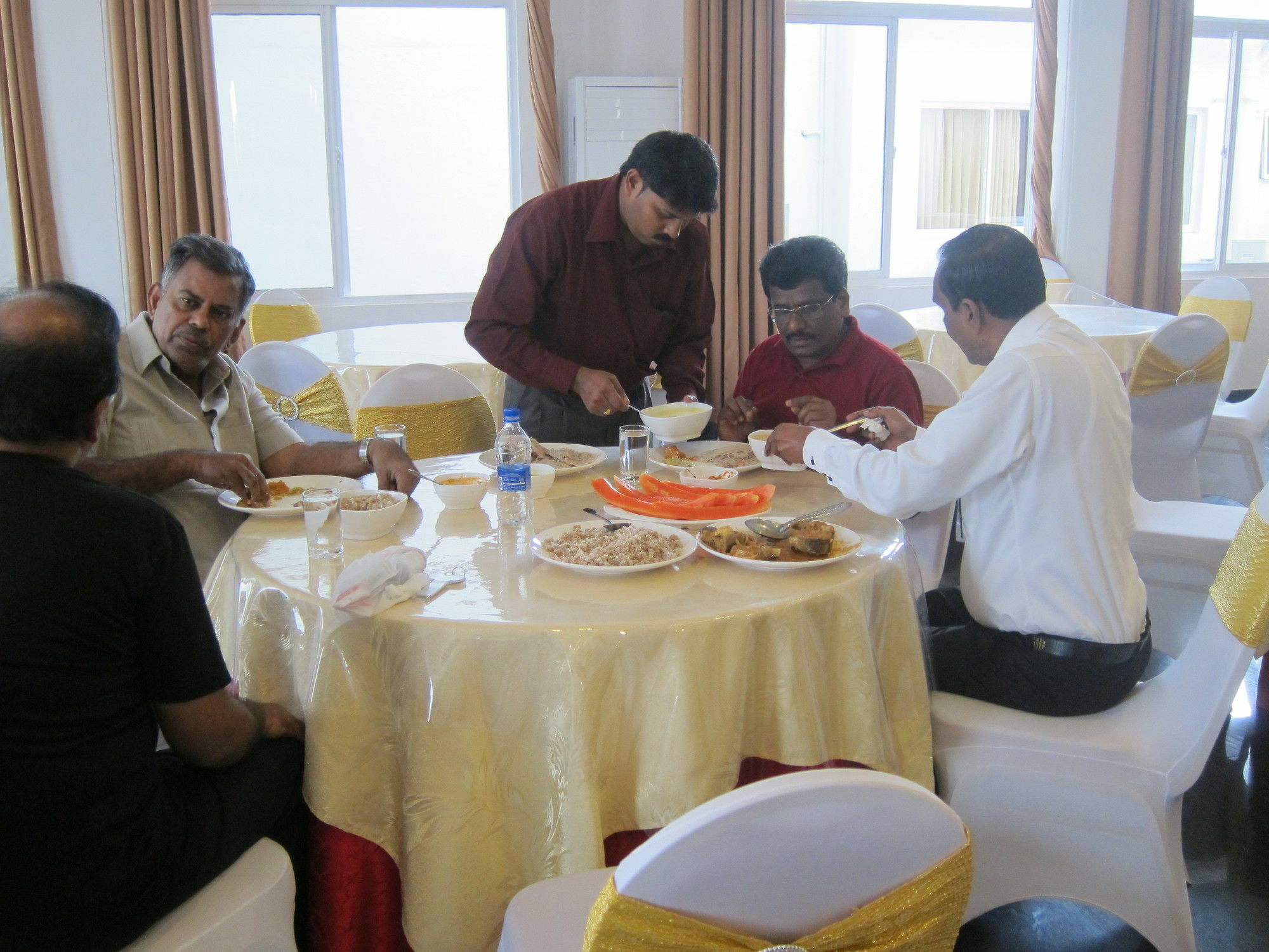 Hotel Oviya Vavuniya Bagian luar foto