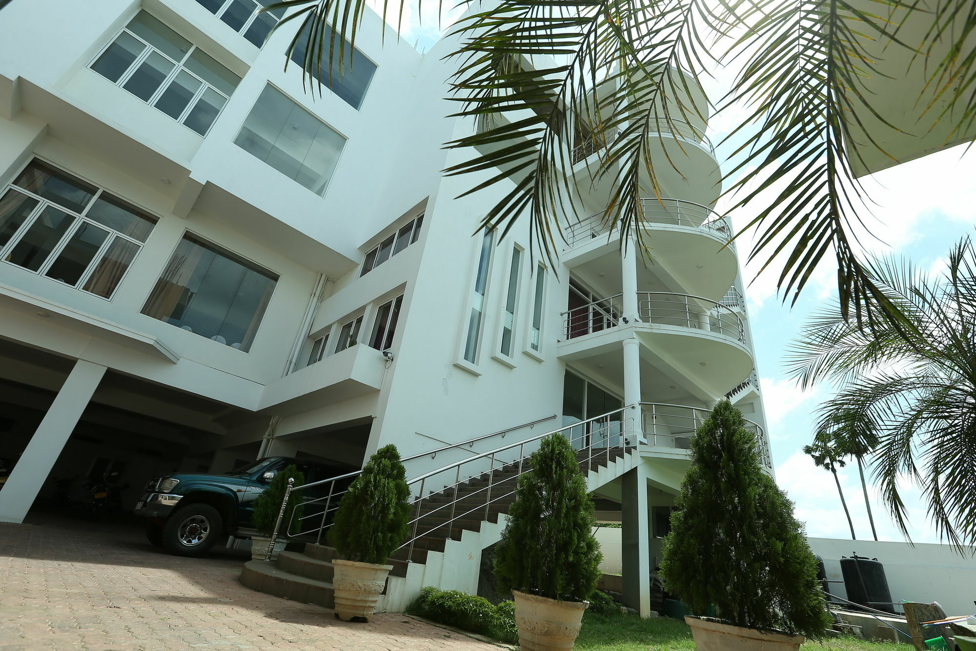 Hotel Oviya Vavuniya Bagian luar foto