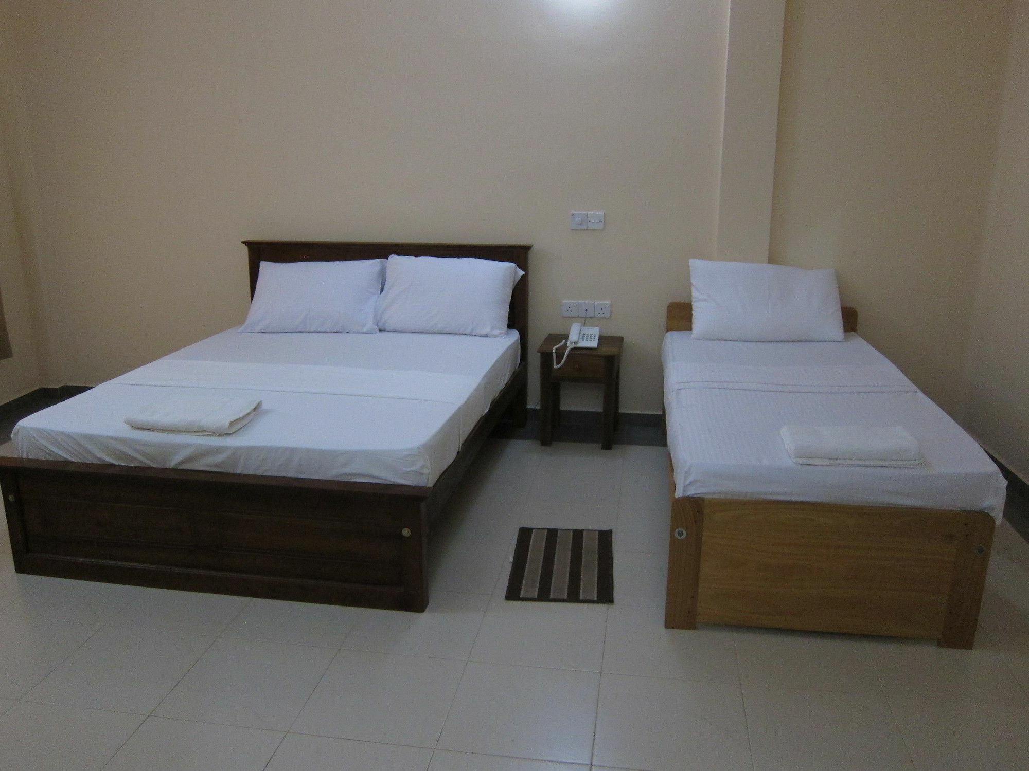 Hotel Oviya Vavuniya Bagian luar foto