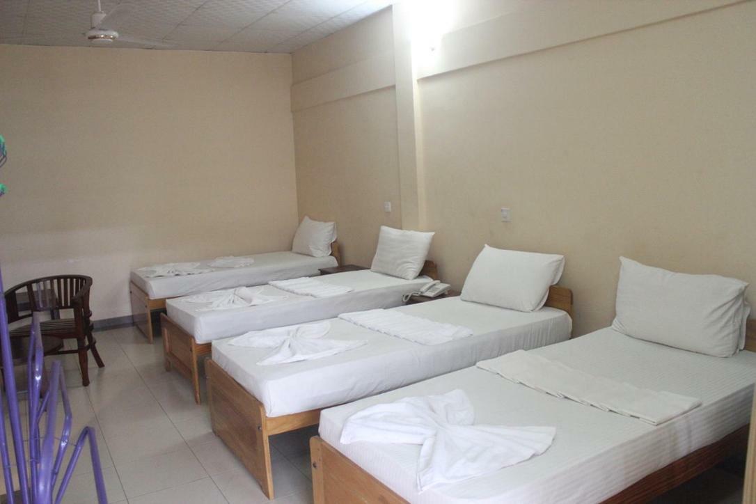Hotel Oviya Vavuniya Bagian luar foto